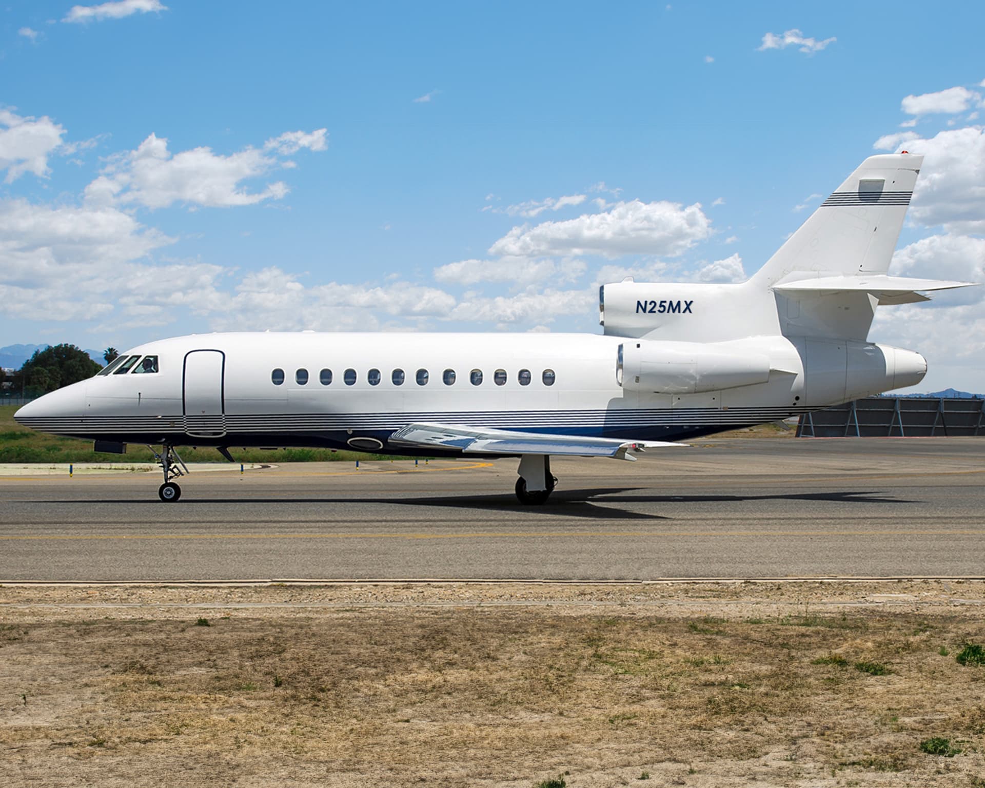 Falcon 900B